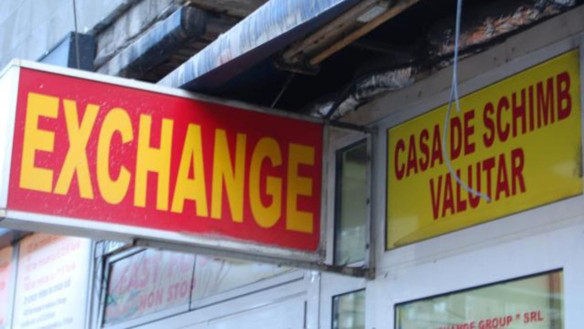Euro și dolarul american se depreciază. Cât valorează cele două valute