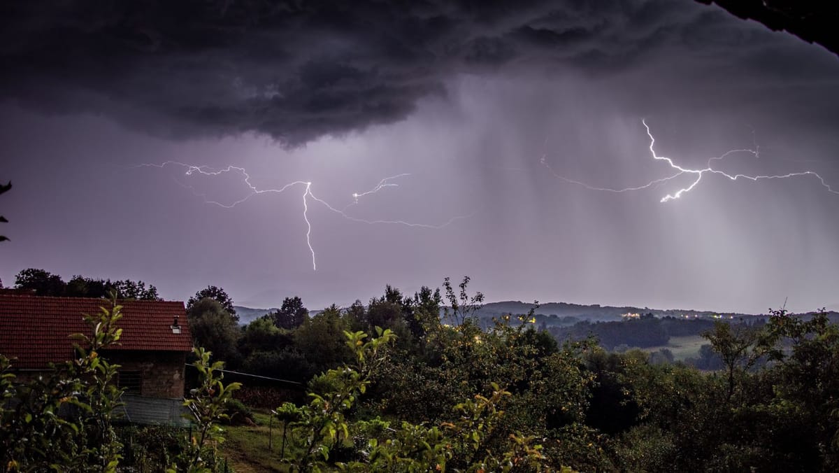 Vremea se strică în aproape toată țara. Meteorologii anunță pentru astăzi ploi, grindină și vijelii