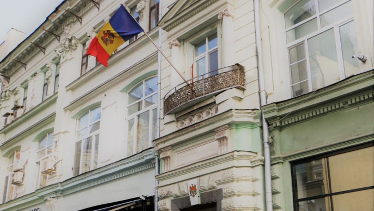 Moldovenii din Federația Rusă nu vor putea solicita acte de stare civilă la ambasadă în luna august