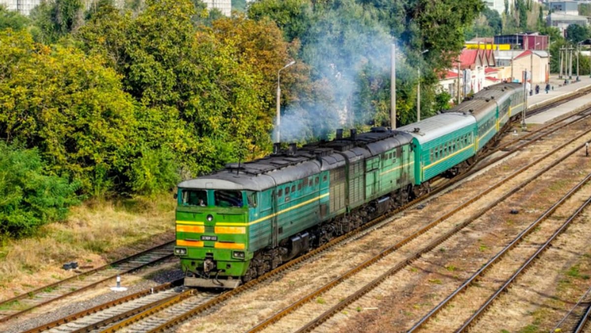 O locomotivă s-a ciocnit cu un automobil la o trecere de cale ferată, între Bălți și Florești
