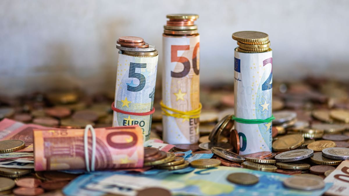 Euro și dolarul se ieftinesc miercuri. Cât vor valora principalele valute