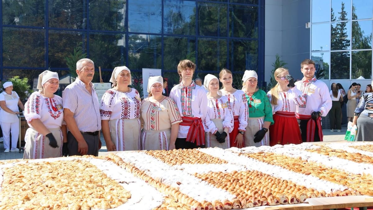 O plăcintă uriașă cu vișine a stabilit un record național la Expoziția „Produs Autohton”. Desertul, pregătit de opt companii