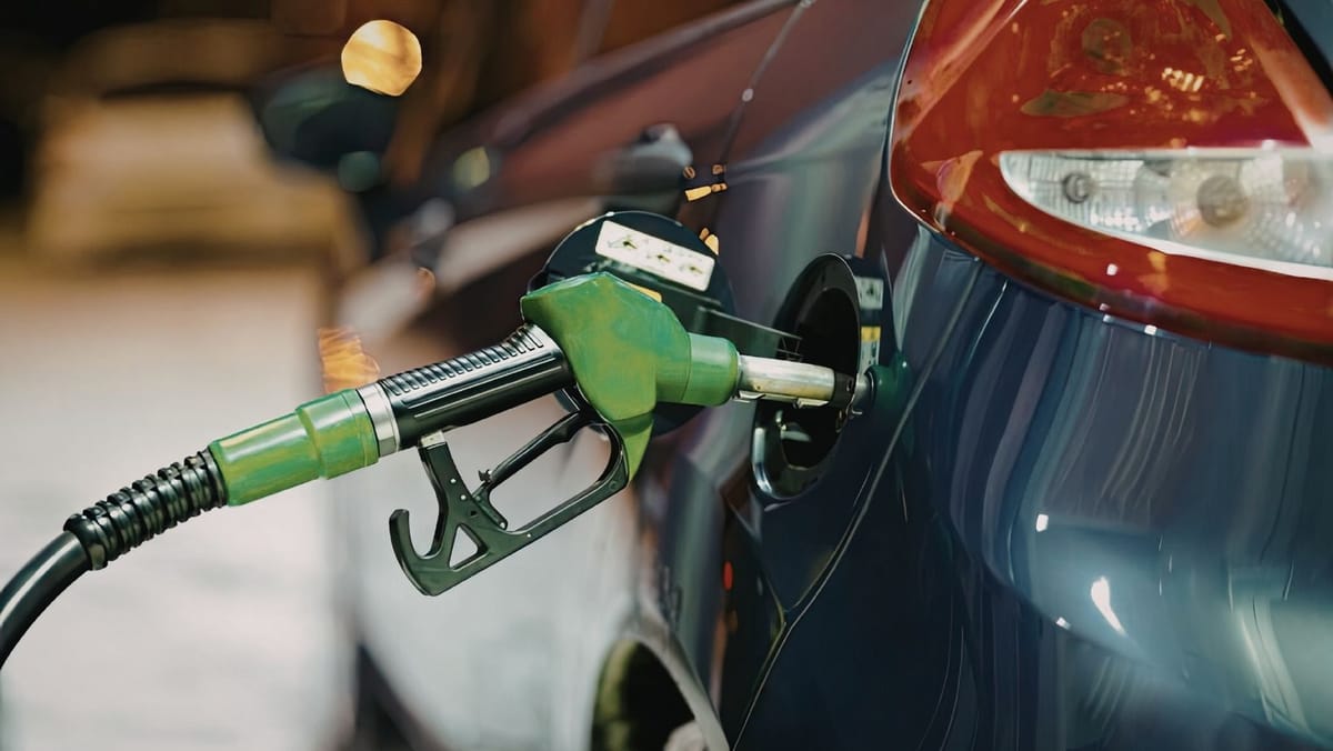 Benzina se scumpește cu 17 bani, motorina se ieftinește cu 32 de bani. Noile prețuri intră în vigoare sâmbătă