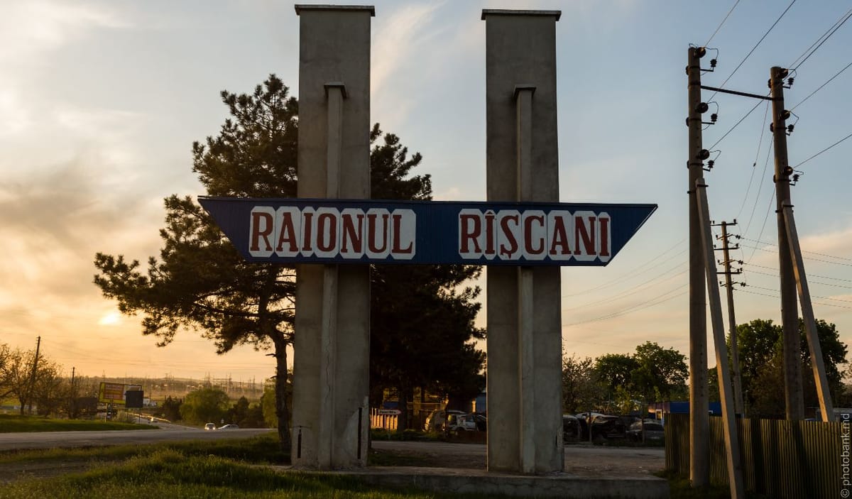 FOTO/ Primele imagini cu drona căzută în satul Mihăilenii Vechi. Poliția a securizat zona