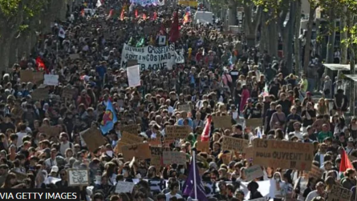 FOTO/ Școlile și universitățile se golesc, iar străzile sunt pline de tineri. Proteste de amploare în Franța