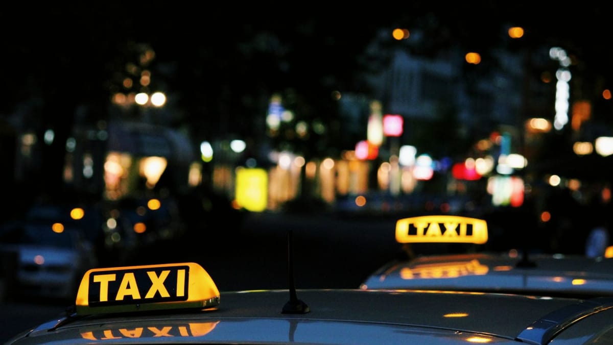 Platformele de taxi vor fi obligate să proceseze plățile prin bănci din Republica Moldova