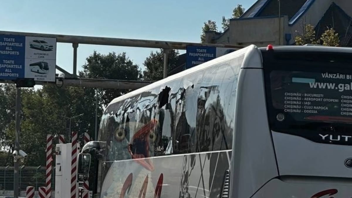 În zona PTF Palanca a căzut un proiectil. Un polițist de frontieră a fost rănit, iar un autobuz de rută a fost avariat