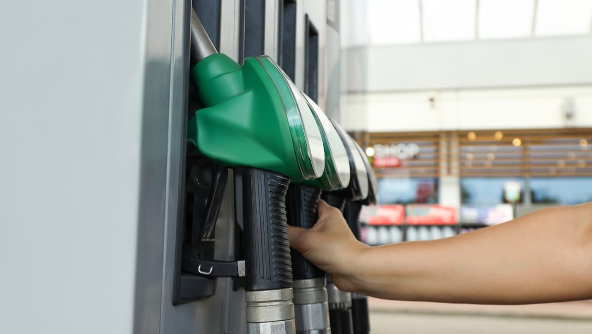 Motorină mai scumpă și benzină mai ieftină. Cât vor costa carburanții pe 13 octombrie
