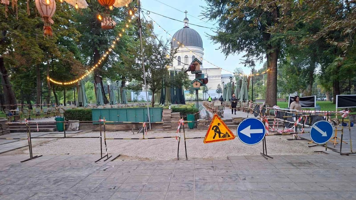 GALERIE FOTO/ Reparația conductei din scuarul Catedralei, finalizată în timp record. Lucrările au durat mai puțin de o zi