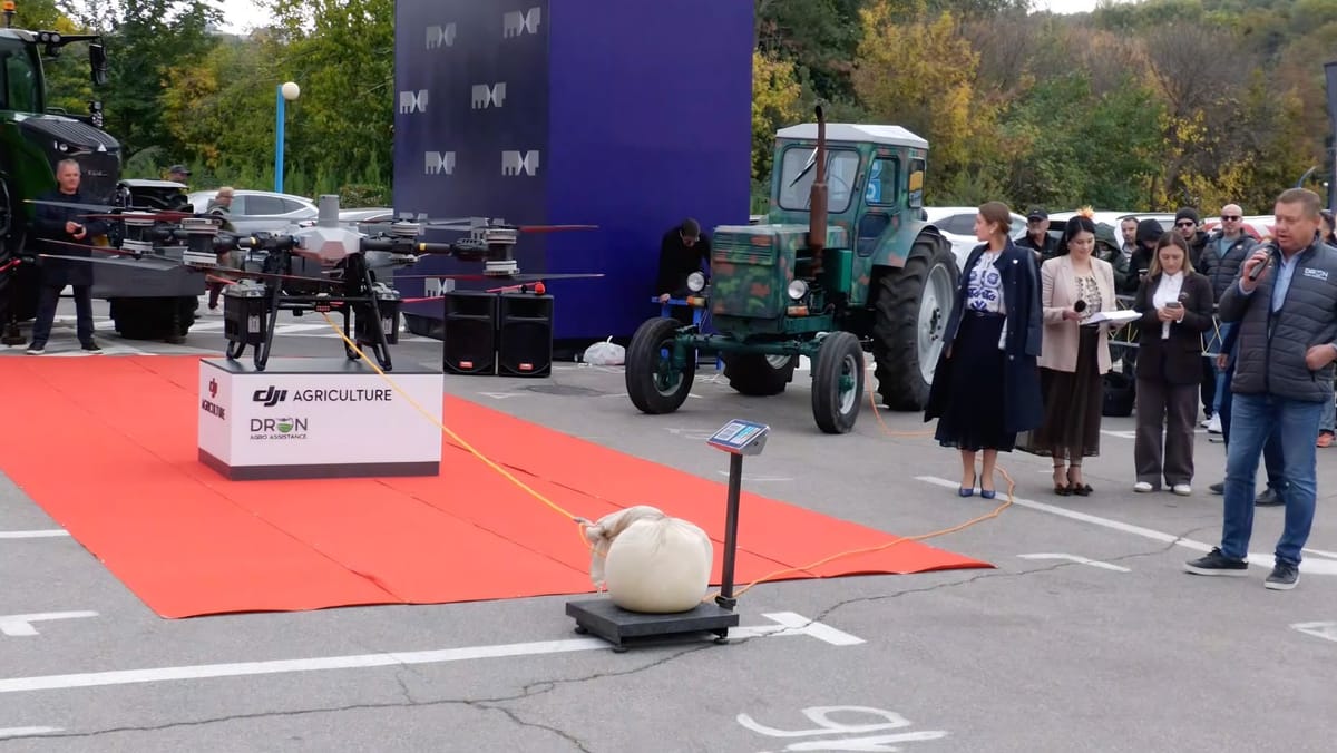 Record național la Moldexpo! Cea mai mare brânză din R. Moldova cântărește 30,7 kilograme și a fost ridicată cu o dronă