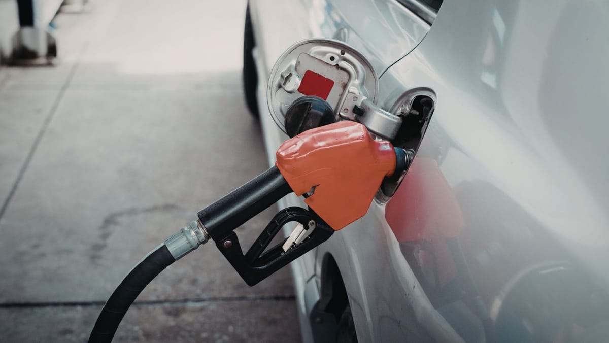 Carburanții se ieftinesc și în weekend. Benzina și motorina vor costa mai puțin până luni