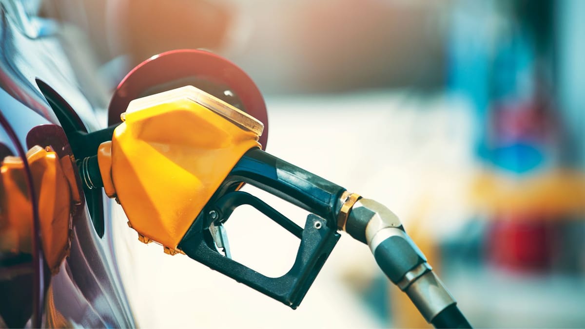 Benzina se scumpește ușor, motorina rămâne la același preț. Cât vor costa carburanții pe 14 și 15 octombrie