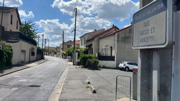 Caz șocant în Franța. O moldoveancă și-ar fi aruncat copilul în mașina de spălat, imediat după ce l-a născut