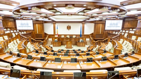 Sondaj: Două partide și două blocuri electorale ar putea accede în viitorul Parlament