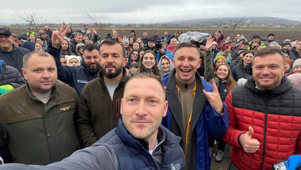 FOTO/ Campania națională de împădurire continuă. O pădure de circa zece hectare a fost plantată la Negureni