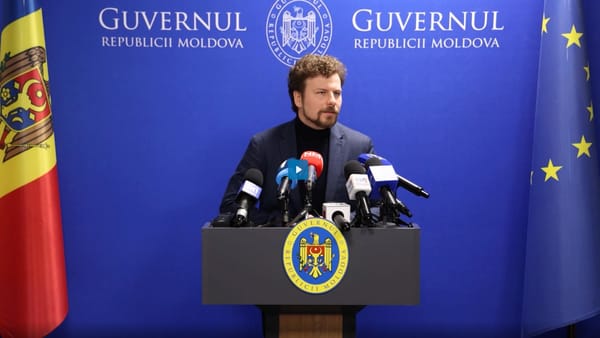 Ministerul Educației ia în calcul renunțarea la teza de licență? Se analizează noi formate de evaluare în contextul utilizării IA