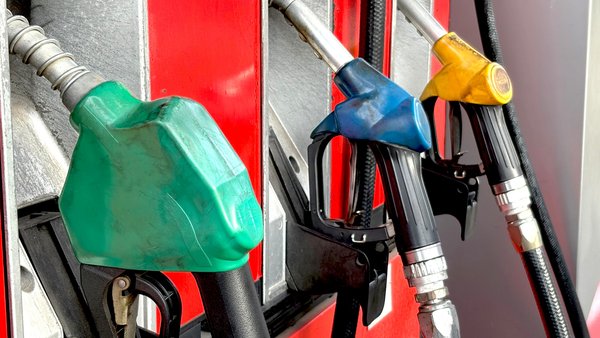 Prețurile la carburanți, din nou, în scădere! Motorina ajunge la puțin peste 19 lei