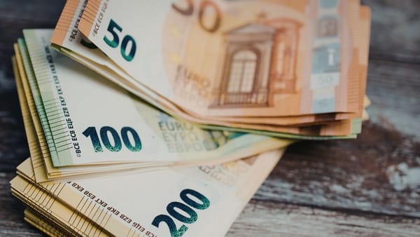 Cursul valutar pentru weekend: euro se menține peste 20 de lei, dolarul rămâne sub pragul de 17 lei
