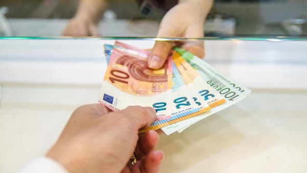 Curs valutar: Cât costă astăzi euro și dolarul