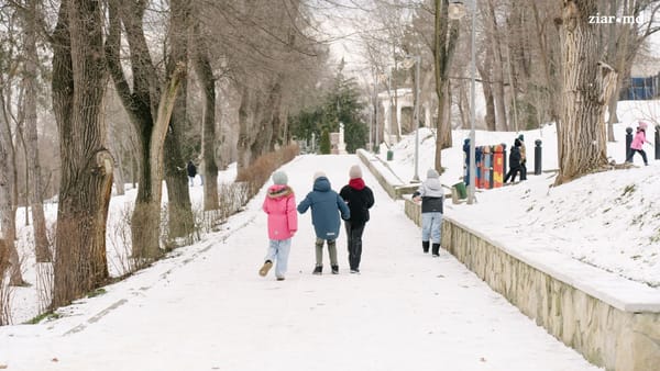 Important! Elevii din capitală revin mâine la ore cu prezență fizică