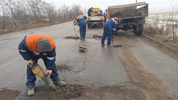 Gropile din Chișinău dau bătăi de cap șoferilor. Municipalitatea spune că va interveni „imediat ce vremea va permite”