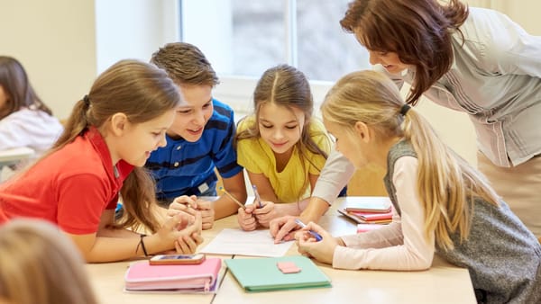 Majoritatea școlilor din țară activează cu prezență fizică, iar peste 200 desfășoară lecții online, anunță ministerul