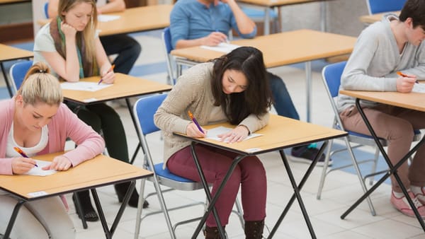 Elevii vor avea mai puține exerciții la unele probe de BAC, după un experiment național cu profesorii