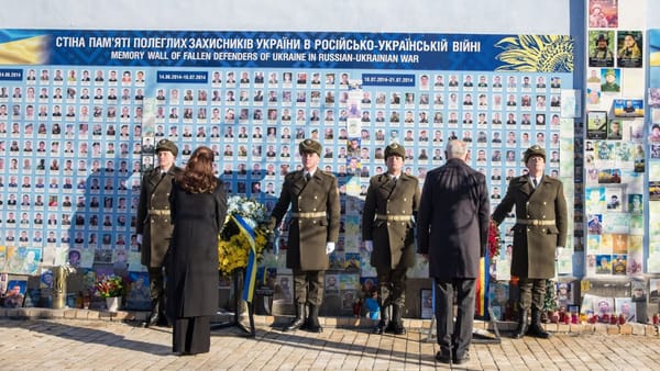 Premierul Alexandru Munteanu a depus flori la Kiev în memoria apărătorilor Ucrainei: „Pacea și libertatea sunt neprețuite”