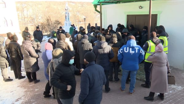 VIDEO/ Tensiuni la biserica din Dereneu: Poliția acuză provocări și explică cine a blocat lăcașul de cult