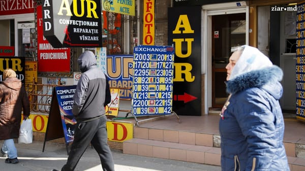 Leul moldovenesc câștigă ușor teren în fața dolarului, dar pierde în raport cu euro