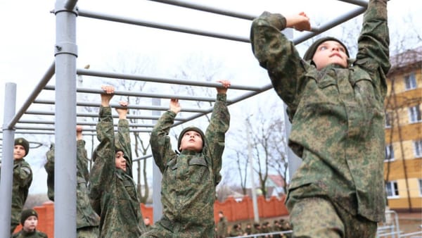 Elevi în uniforme de soldați și lecții de propagandă pro-rusă: Cum este politizată educația din stânga Nistrului