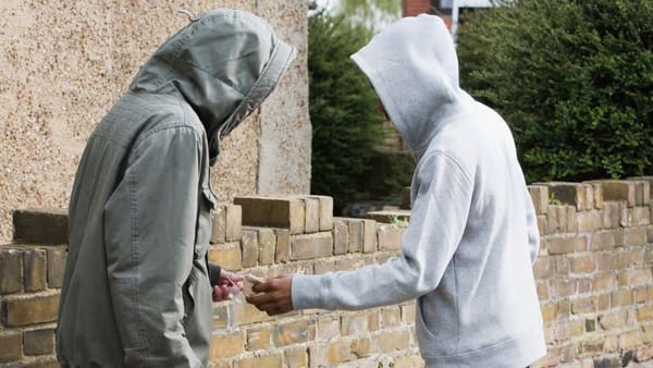 Consumul de droguri în școli: Ce date are Poliția și cum comentează șefa MAI testarea elevilor