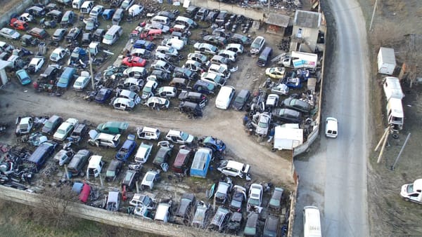 VIDEO/ Mașini din UE, dezmembrate în R. Moldova și vândute pe piese. Peste 130 de automobile, ridicate de oamenii legii