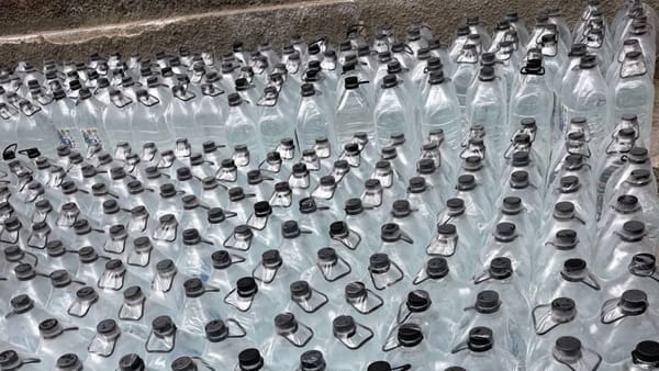 Solidaritate pentru Bălți: Renato Usatîi și o bancă au transmis 47 de tone de apă potabilă, Iașul va trimite 100