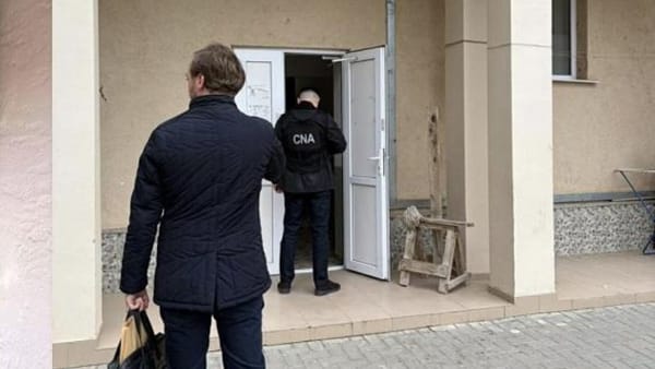 Administratoarea unui SRL și un angajat al Consulatului României din Cahul, reținuți într-un dosar de trafic de influență