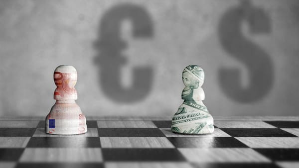 Dolarul se scumpește cu peste 13 bani. Euro înregistrează o creștere mai modestă