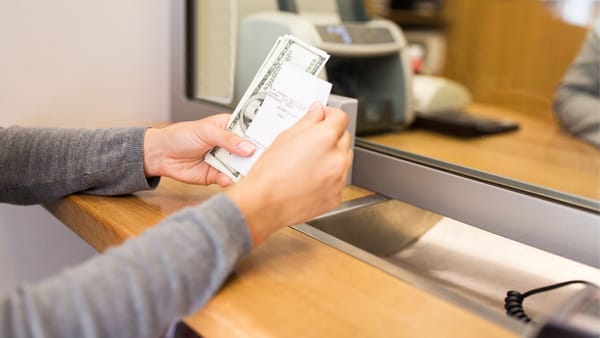 Curs valutar stabilit de BNM pentru 11 martie: euro și dolarul continuă să scadă