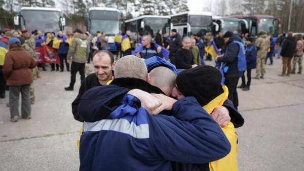 Ucraina anunță a doua rundă a schimbului de prizonieri: 300 de militari și doi civili s-au întors din captivitatea rusă