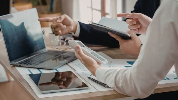 Antreprenorii primesc automat 44 de acte permisive dacă statul depășește termenul de examinare