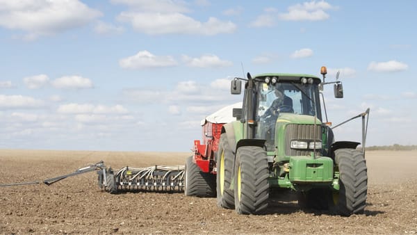 Fermierii reclamă lipsa motorinei înainte de lucrările de primăvară. Slusari cere verificări pe piața petrolieră