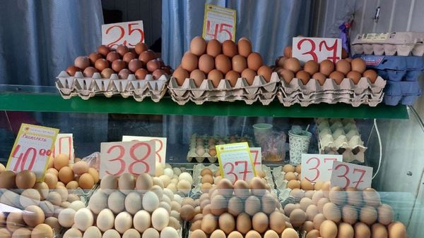 Avertisment pentru consumatori înainte de Paște: ouăle cu fisuri sau coajă lucioasă pot fi periculoase pentru sănătate