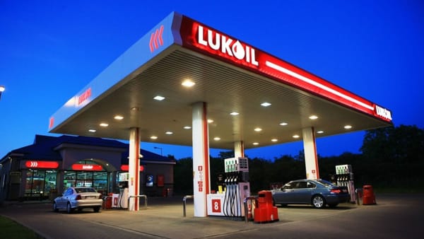 După două luni de restricții, plata cu cardul în stațiile Lukoil din Republica Moldova ar fi fost reluată