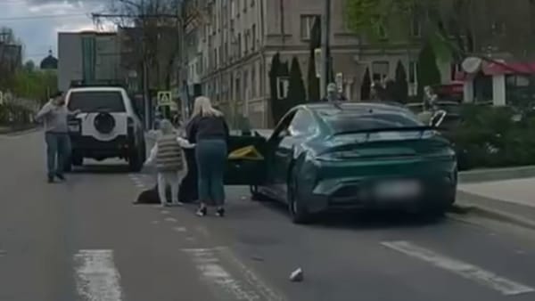 VIDEO/ Accident grav în capitală. O femeie a fost lovită în timp ce traversa trecerea de pietoni alături de un copil