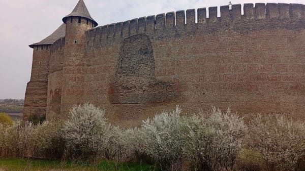 VIDEO/ O parte din zidul Cetății Hotin s-a prăbușit. Se caută bani pentru restaurarea monumentului istoric