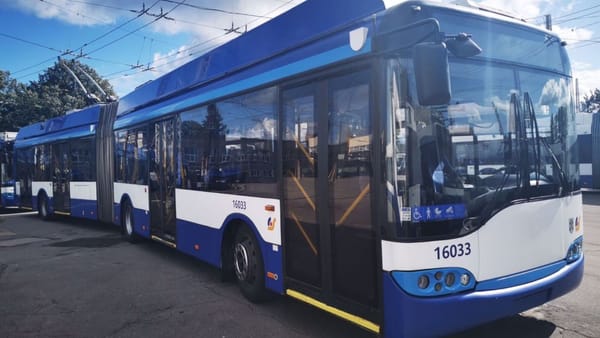 Un moment de neatenție putea duce la tragedie. Un copil a alergat spre un troleibuz pe strada Mateevici