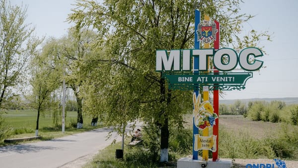 FOTO/ Un sat din Orhei prinde contur european. La Mitoc a fost construit un stadion nou și au fost reparate mai multe drumuri