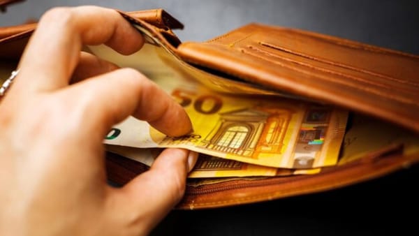 Curs valutar: Euro, dolarul american și leul românesc pierd teren