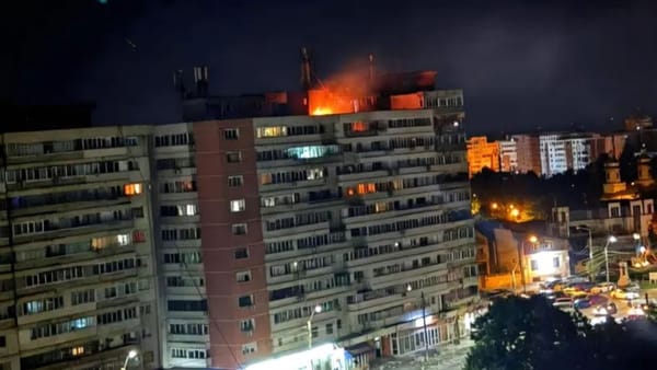 FOTO/ VIDEO O dronă cu încărcătură explozivă s-a prăbușit pe un bloc locativ din municipiul Galați. România a informat NATO