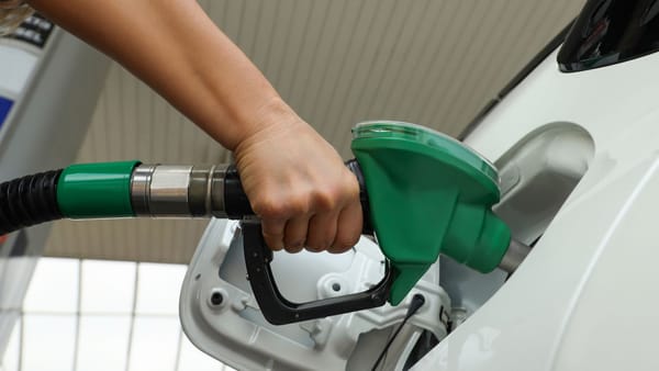 Carburanții continuă să se ieftinească. Prețul benzinei scade cu 30 de bani, iar al motorinei - cu 29