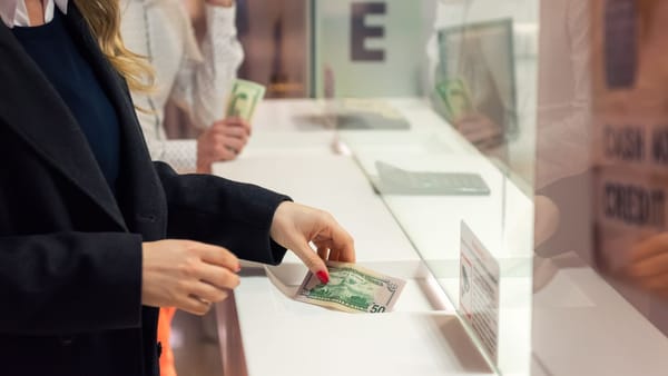 Curs valutar pentru miercuri.  Euro scade, dolarul urcă ușor